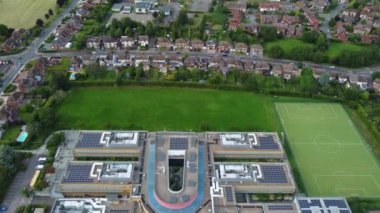 İngiltere 'nin Kuzey Luton şehrinin yüksek açılı görüntüsü. Büyük Britanya, günbatımından hemen sonra. Görüntü İHA 'nın Kamerasıyla 15 Ağustos 2023' te kaydedildi.