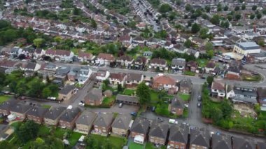 İngiltere 'nin Kuzey Luton şehrinin yüksek açılı görüntüsü. Büyük Britanya, günbatımından hemen sonra. Görüntü İHA 'nın Kamerasıyla 15 Ağustos 2023' te kaydedildi.