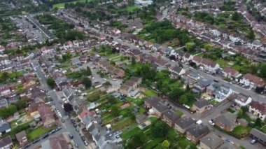 İngiltere 'nin Kuzey Luton şehrinin yüksek açılı görüntüsü. Büyük Britanya, günbatımından hemen sonra. Görüntü İHA 'nın Kamerasıyla 15 Ağustos 2023' te kaydedildi.