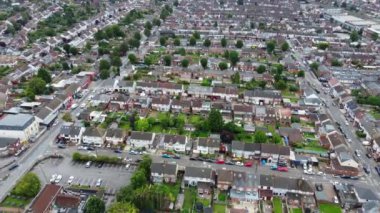 İngiltere 'nin Kuzey Luton şehrinin yüksek açılı görüntüsü. Büyük Britanya, günbatımından hemen sonra. Görüntü İHA 'nın Kamerasıyla 15 Ağustos 2023' te kaydedildi.