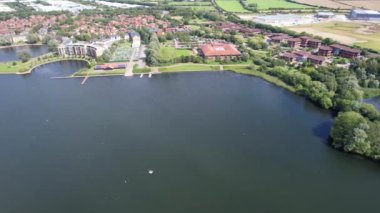 İngiltere 'nin Milton Keynes şehrindeki Caldecotte Gölü' nün Hava Görüntüsü, 21 Ağustos 2023 'te Drone' un Kamerası ile çekildi..