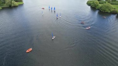 İngiltere 'nin Milton Keynes şehrinde bulunan Caldecotte Gölü' ndeki People Boating 'in yüksek açılı görüntüleri. Hava sahası İHA 'nın Kamerasıyla 21 Ağustos 2023' te ele geçirildi.