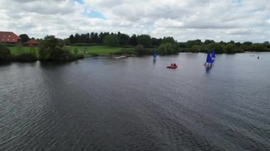 İngiltere 'nin Milton Keynes şehrinde bulunan Caldecotte Gölü' ndeki People Boating 'in yüksek açılı görüntüleri. Hava sahası İHA 'nın Kamerasıyla 21 Ağustos 2023' te ele geçirildi.