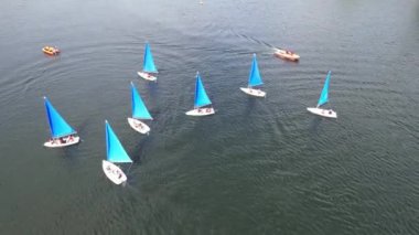 İngiltere 'nin Milton Keynes şehrinde bulunan Caldecotte Gölü' ndeki People Boating 'in yüksek açılı görüntüleri. Hava sahası İHA 'nın Kamerasıyla 21 Ağustos 2023' te ele geçirildi.