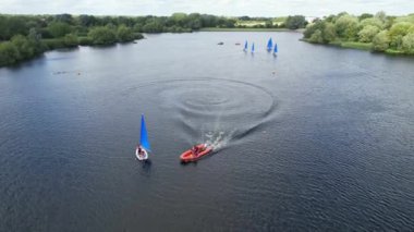 İngiltere 'nin Milton Keynes şehrinde bulunan Caldecotte Gölü' ndeki People Boating 'in yüksek açılı görüntüleri. Hava sahası İHA 'nın Kamerasıyla 21 Ağustos 2023' te ele geçirildi.