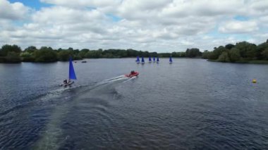 İngiltere 'nin Milton Keynes şehrinde bulunan Caldecotte Gölü' ndeki People Boating 'in yüksek açılı görüntüleri. Hava sahası İHA 'nın Kamerasıyla 21 Ağustos 2023' te ele geçirildi.