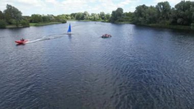 İngiltere 'nin Milton Keynes şehrinde bulunan Caldecotte Gölü' ndeki People Boating 'in yüksek açılı görüntüleri. Hava sahası İHA 'nın Kamerasıyla 21 Ağustos 2023' te ele geçirildi.
