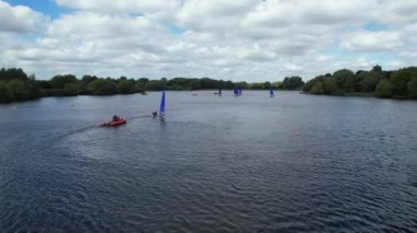 İngiltere 'nin Milton Keynes şehrinde bulunan Caldecotte Gölü' ndeki People Boating 'in yüksek açılı görüntüleri. Hava sahası İHA 'nın Kamerasıyla 21 Ağustos 2023' te ele geçirildi.