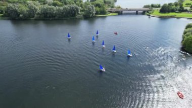 İngiltere 'nin Milton Keynes şehrinde bulunan Caldecotte Gölü' ndeki People Boating 'in yüksek açılı görüntüleri. Hava sahası İHA 'nın Kamerasıyla 21 Ağustos 2023' te ele geçirildi.