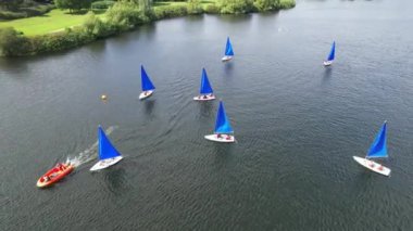 İngiltere 'nin Milton Keynes şehrinde bulunan Caldecotte Gölü' ndeki People Boating 'in yüksek açılı görüntüleri. Hava sahası İHA 'nın Kamerasıyla 21 Ağustos 2023' te ele geçirildi.