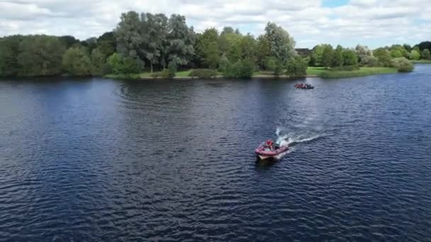 イギリスのミルトン ケインズシティに位置するカルデコッテ湖でボートをする人々の高角度の映像 2023年8月21日にドローンのカメラで撮影されました — ストック動画