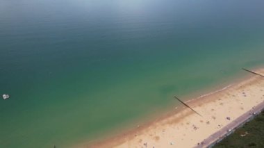 Bournemouth City 'deki En Güzel ve Çekici Turist Yeri, İngiltere' nin Sandy Plajı, Büyük Britanya 'daki Hava Görüntüsü, 23 Ağustos 2023' te güneşli bir günde Drone 'un Kamerasıyla Görüntülendi..
