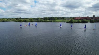 İngiltere 'nin Milton Keynes şehrinde bulunan Caldecotte Gölü' ndeki People Boating 'in yüksek açılı görüntüleri. Hava sahası İHA 'nın Kamerasıyla 21 Ağustos 2023' te ele geçirildi.