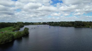 İngiltere 'nin Milton Keynes şehrinde bulunan Caldecotte Gölü' ndeki People Boating 'in yüksek açılı görüntüleri. Hava sahası İHA 'nın Kamerasıyla 21 Ağustos 2023' te ele geçirildi.