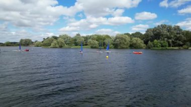 İngiltere 'nin Milton Keynes şehrinde bulunan Caldecotte Gölü' ndeki People Boating 'in yüksek açılı görüntüleri. Hava sahası İHA 'nın Kamerasıyla 21 Ağustos 2023' te ele geçirildi.