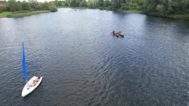 İngiltere 'nin Milton Keynes şehrinde bulunan Caldecotte Gölü' ndeki People Boating 'in yüksek açılı görüntüleri. Hava sahası İHA 'nın Kamerasıyla 21 Ağustos 2023' te ele geçirildi.