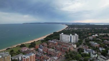 İngiltere 'nin Bournemouth City Sandy Plajı' nda En Güzel ve Çekici Turist Yeri 'nin Havadan Görüntüsü, 23 Ağustos 2023' te güneşli bir günde Drone 'un Kamerasıyla görüntülendi..