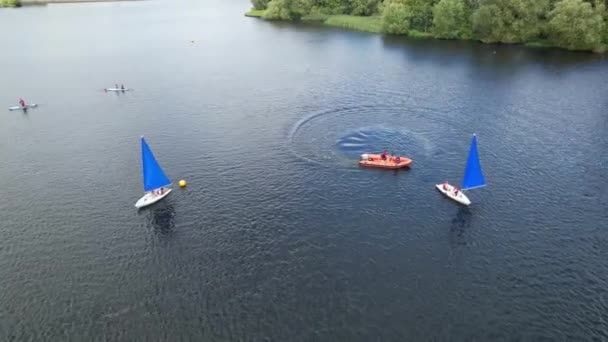 位于英国英格兰米尔顿凯恩斯市的Caldecotte湖 Caldecotte Lake 的人们划船的高角镜头 空中风景 于2023年8月21日用无人机拍摄 — 图库视频影像