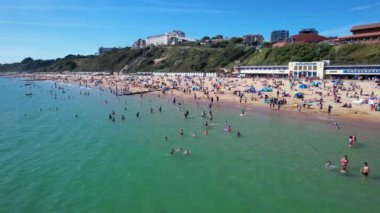 İngiltere 'nin Bournemouth City Sandy Plajı' nda En Güzel ve Çekici Turist Yeri 'nin Havadan Görüntüsü, 23 Ağustos 2023' te güneşli bir günde Drone 'un Kamerasıyla görüntülendi..
