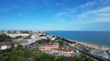 İngiltere 'nin Bournemouth City Sandy Plajı' nda En Güzel ve Çekici Turist Yeri 'nin Havadan Görüntüsü, 23 Ağustos 2023' te güneşli bir günde Drone 'un Kamerasıyla görüntülendi..