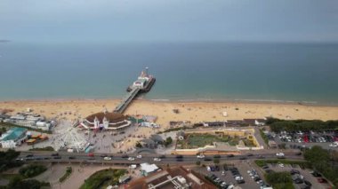 İngiltere 'nin Bournemouth City Sandy Plajı' nda En Güzel ve Çekici Turist Yeri 'nin Havadan Görüntüsü, 23 Ağustos 2023' te güneşli bir günde Drone 'un Kamerasıyla görüntülendi..