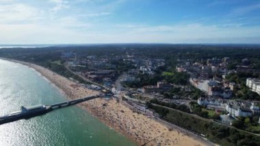 İngiltere 'nin Bournemouth City Sandy Plajı' nda En Güzel ve Çekici Turist Yeri 'nin Havadan Görüntüsü, 23 Ağustos 2023' te güneşli bir günde Drone 'un Kamerasıyla görüntülendi..