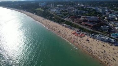 İngiltere 'nin Bournemouth City Sandy Plajı' nda En Güzel ve Çekici Turist Yeri 'nin Havadan Görüntüsü, 23 Ağustos 2023' te güneşli bir günde Drone 'un Kamerasıyla görüntülendi..