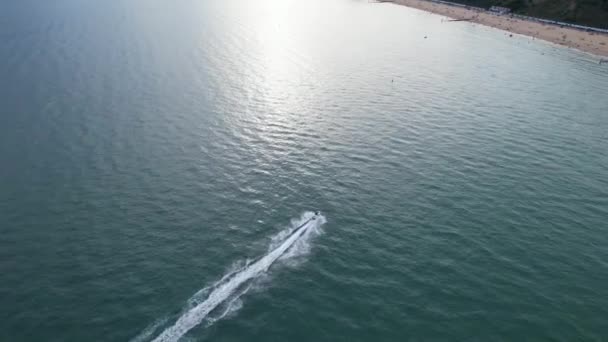 イギリスのボーンマスシティサンディビーチで最も美しく魅力的な観光名所の航空ビュー 8月23日にドローンのカメラで撮影された映像 2023 晴れた日の間に — ストック動画