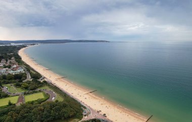 İngiltere 'nin Bournemouth City Sandy Plajı' ndaki En Güzel ve Çekici Turist Bölgesi Hava Görüntüsü, 23 Ağustos 2023 'te güneşli bir günde Drone' un Kamerası ile çekildi..