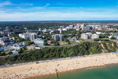 İngiltere 'nin Bournemouth City Sandy Plajı' ndaki En Güzel ve Çekici Turist Bölgesi Hava Görüntüsü, 23 Ağustos 2023 'te güneşli bir günde Drone' un Kamerası ile çekildi..