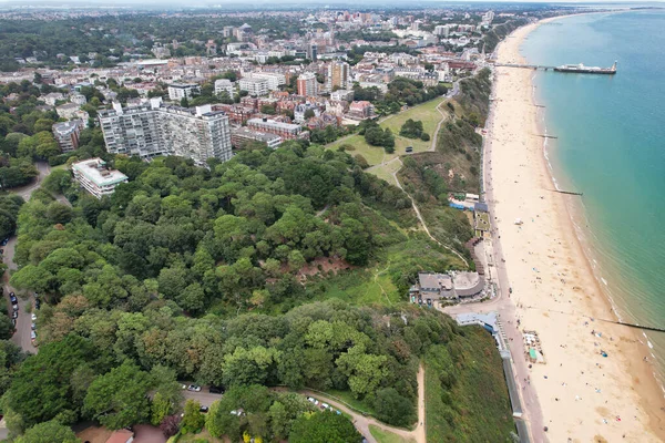 İngiltere 'nin Bournemouth City Sandy Plajı' ndaki En Güzel ve Çekici Turist Bölgesi Hava Görüntüsü, 23 Ağustos 2023 'te güneşli bir günde Drone' un Kamerası ile çekildi..