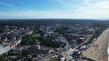 Bournemouth City 'deki En Güzel ve Çekici Turist Yeri' nin Hava Manzarası. İngiltere 'nin Sandy Plajı, Büyük Britanya, İHA' nın Kamerasıyla 23 Ağustos 2023 'te Görüntülendi