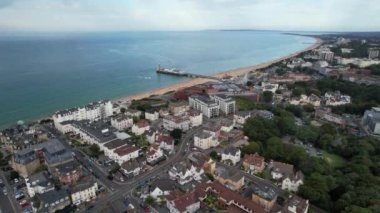 Bournemouth City 'deki En Güzel ve Çekici Turist Yeri' nin Hava Manzarası. İngiltere 'nin Sandy Plajı, Büyük Britanya, İHA' nın Kamerasıyla 23 Ağustos 2023 'te Görüntülendi