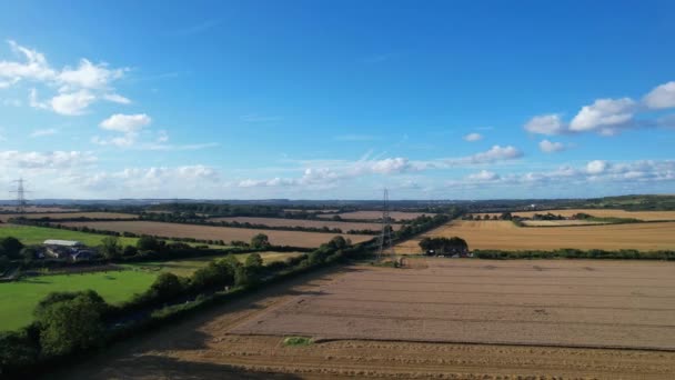 イギリスのルートン市近くの田園風景にあるイギリスの農場の高角度の映像 映像は2023年8月19日にドローンのカメラで撮影されました — ストック動画