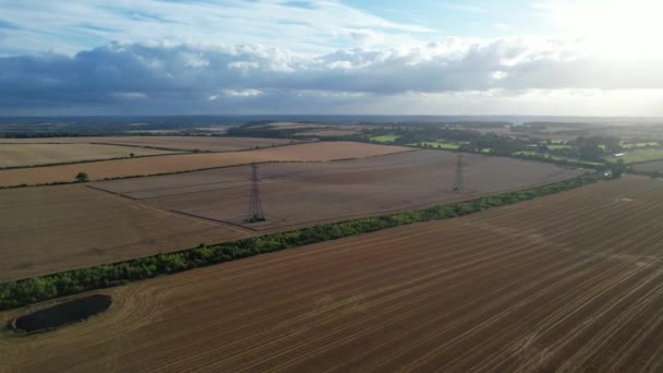 イギリスのルートン市近くの田園風景にあるイギリスの農場の高角度の映像 映像は2023年8月19日にドローンのカメラで撮影されました — ストック動画