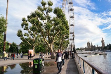 Orta Londra 'nın başkenti İngiltere' deki Güzel Düşük Açı Halkın Görüntüsü. Birçok Dünya Topluluğundan gelen turistlerin çoğu Uluslararası. Fotoğraf 2 Ağustos 2023 'te çekildi.