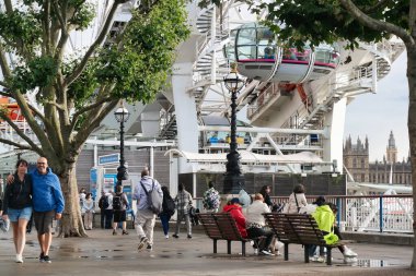 Orta Londra 'nın başkenti İngiltere' deki Güzel Düşük Açı Halkın Görüntüsü. Birçok Dünya Topluluğundan gelen turistlerin çoğu Uluslararası. Fotoğraf 2 Ağustos 2023 'te çekildi.