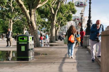 Orta Londra 'nın başkenti İngiltere' deki Güzel Düşük Açı Halkın Görüntüsü. Birçok Dünya Topluluğundan gelen turistlerin çoğu Uluslararası. Fotoğraf 2 Ağustos 2023 'te çekildi.