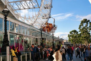 Orta Londra 'nın başkenti İngiltere' deki Güzel Düşük Açı Halkın Görüntüsü. Birçok Dünya Topluluğundan gelen turistlerin çoğu Uluslararası. Fotoğraf 2 Ağustos 2023 'te çekildi.