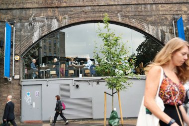Orta Londra 'nın başkenti İngiltere' deki Güzel Düşük Açı Halkın Görüntüsü. Birçok Dünya Topluluğundan gelen turistlerin çoğu Uluslararası. Fotoğraf 2 Ağustos 2023 'te çekildi.