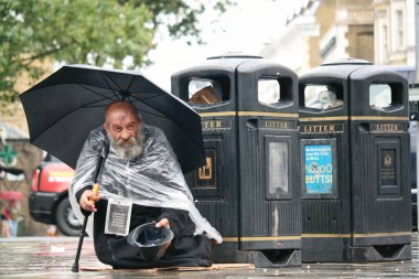 Orta Londra 'nın başkenti İngiltere' deki Güzel Düşük Açı Halkın Görüntüsü. Birçok Dünya Topluluğundan gelen turistlerin çoğu Uluslararası. Fotoğraf 2 Ağustos 2023 'te çekildi.