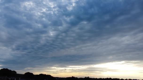Όμορφος Ουρανός Και Δραματικά Σύννεφα Κατά Διάρκεια Του Ηλιοβασιλέματος Πάνω — Αρχείο Βίντεο