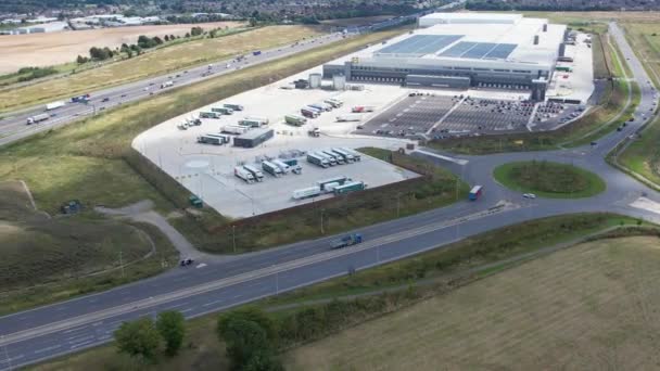 ルートンとダンスタブル英国のM1ジャンクション11Aにあるイギリスの高速道路と高速道路サービスステーションのハイアングルビュー 画像は 2023年8月15日に撮影されました — ストック動画