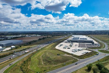 Luton ve Dunstable İngiltere 'nin 11. kavşağındaki İngiliz Otoyolları ve Otoyol Hizmetleri İstasyonu' nun yüksek açılı görüntüsü. Fotoğraf 15 Ağustos 2023 'te çekilmiştir.