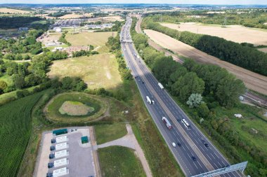 Luton ve Dunstable England 'ın 11. kavşağında İngiliz Otoyolları ve Otobanları Yüksek Açı Manzarası ve Trafik. Fotoğraf 15 Ağustos 2023 'te çekilmiştir.