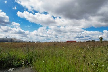 Luton ve Dunstable England 'ın 11. kavşağında İngiliz Otoyolları ve Otobanları Yüksek Açı Manzarası ve Trafik. Fotoğraf 15 Ağustos 2023 'te çekilmiştir.