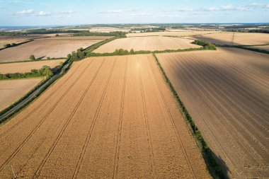 İngiltere 'nin Luton şehrinin yakınlarındaki kırsal arazide İngiliz Tarım Çiftliklerinin Yüksek Açı Görüntüsü İngiltere Büyük Britanya. Görüntüler İHA 'nın Kamerasıyla 19 Ağustos 2023' te çekildi.