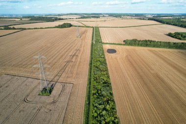 İngiltere 'nin Luton şehrinin yakınlarındaki kırsal arazide İngiliz Tarım Çiftliklerinin Yüksek Açı Görüntüsü İngiltere Büyük Britanya. Görüntüler İHA 'nın Kamerasıyla 19 Ağustos 2023' te çekildi.