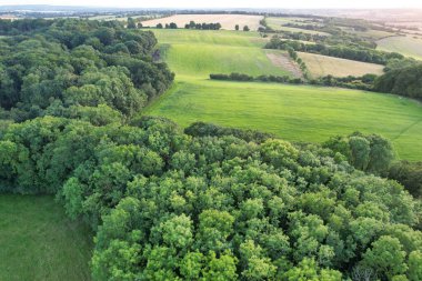 İngiltere 'nin Luton şehrinin yakınlarındaki kırsal arazide İngiliz Tarım Çiftliklerinin Yüksek Açı Görüntüsü İngiltere Büyük Britanya. Görüntüler İHA 'nın Kamerasıyla 19 Ağustos 2023' te çekildi.