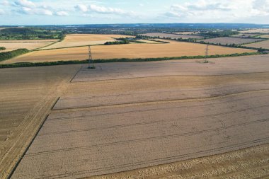 İngiltere 'nin Luton şehrinin yakınlarındaki kırsal arazide İngiliz Tarım Çiftliklerinin Yüksek Açı Görüntüsü İngiltere Büyük Britanya. Görüntüler İHA 'nın Kamerasıyla 19 Ağustos 2023' te çekildi.